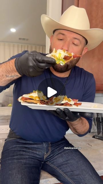 Anivar Larios on Instagram: "Huevos Rancheros With Bacon 🥚🍳🥓 🥓 #huevosrancheros #eggs #breakfast #desayuno #bacon #mexicanfood #mexicanrecipes #recipe #recipes #chefanivar" Mexican Eggs Huevos Rancheros, Mexican Brunch Ideas, Huevos Rancheros Recipe, Mexican Eggs, Mexican Brunch, Chorizo Breakfast, Tiktok Recipes, Mexican Breakfast Recipes, Mexican Breakfast