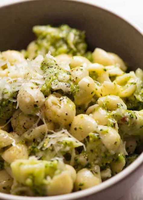 Close up of cheesy broccoli pasta in a bowl, ready to be eaten Pasta In A Bowl, Cheesy Broccoli Pasta, Quick Recipe Videos, Pasta Con Broccoli, Pasta With Broccoli, Broccoli Pasta Recipe, Pasta Vegetariana, Cheesy Broccoli, Recipetin Eats