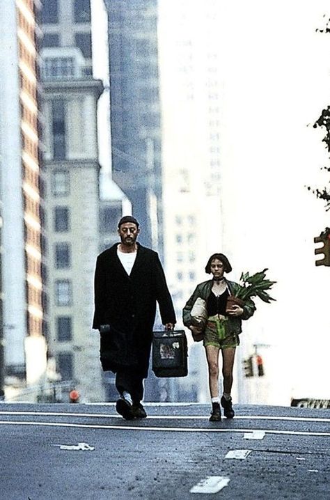 Leon Matilda, The Professional Movie, Jean Reno, Movie Shots, Film Inspiration, Movie Wallpapers, Foto Art, Natalie Portman, Iconic Movies