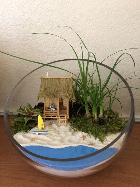 Beach Terrarium Miniature! I used modeling clay rolled then baked then placed into bowl to prevent the sand mixing with the dirt. I used clay painted blue with realistic water on top for the ocean. Beach Terrarium Diy, Sand Bowls Diy, Beach Theme Terrarium, Ocean Terrarium, Beach Miniature, Miniature Garden Ideas, Plants Low Light, Beach Terrarium, Terrarium Scene