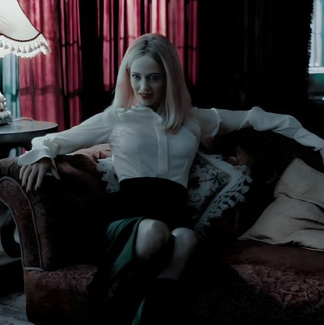 Angelique Bouchard, Dark Shadows Movie, Miss Peregrine, Dark Shadows, Eva Green, Twin Sisters, Feminine Beauty, Feminine Energy, Tim Burton