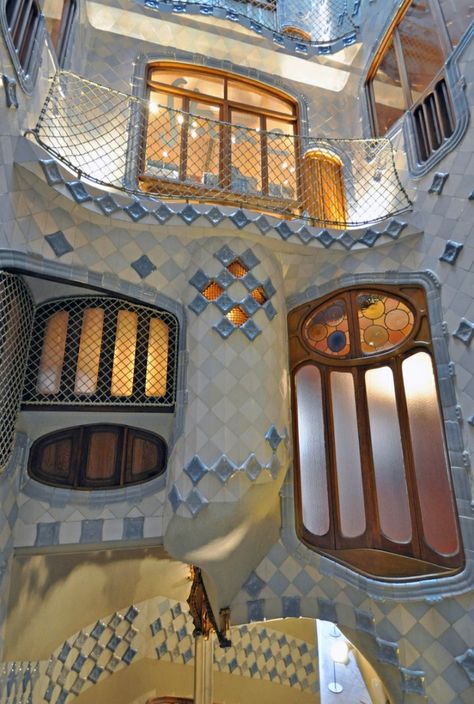 Casa Batllo Barcelona Interiors, Casa Batllo Interior, Casa Battlo, Barcelona Aesthetic, Gaudi Architecture, Gaudi Barcelona, Antonio Gaudí, Casa Batlló, Building Drawing