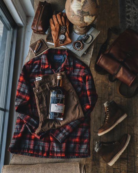 Nate en Instagram: “Fired French Oak (Whiskey)  Flannels for Chilly Winter Nights. ----------------------------------------------------- 🥃: @oakandeden Fired…” Mens Outdoor Style, Outdoorsmen Style, Camp Pants, Mens Outdoor Fashion, Lumberjack Style, Jean Jean, Vintage Gentleman, Jeans Outfit Fall, Mens Fashion Rugged