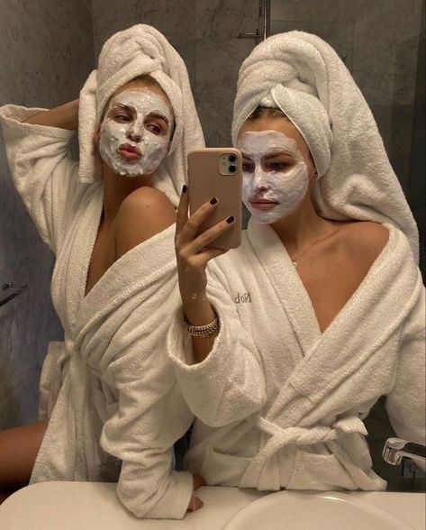 Photos Bff, Spa Night, Fotos Goals, Shotting Photo, 사진 촬영 포즈, Best Friends Shoot, Foto Tips, Best Friends Aesthetic, Best Friend Photos