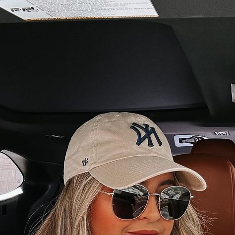 Ny Hat Outfit, Ny Hat, Nike Hat, Hat Aesthetic, Girl With Sunglasses, Neutral Outfit, Pinterest Girls, Outfits With Hats, Fashion Sunglasses