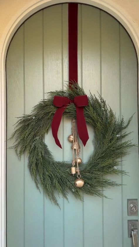 Home Door Decorations, Door Decorations Christmas, Tiktok Christmas, Decor Natal, Christmas Shop Window, Holidays Decorations, Christmas Home Decorations, Christmas Barn, Christmas Decorations Ideas