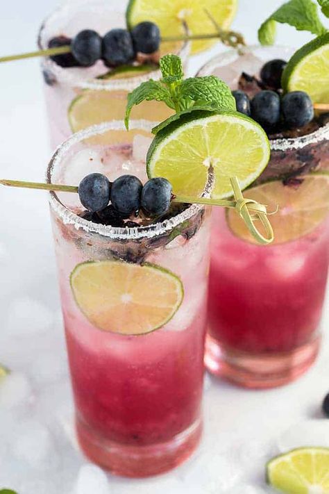 Blueberry Mojito Pitcher, Mojito Popsicle, Blueberry Mojito Recipe, Fresh Blueberry Recipes, Welcome Cocktail, Blueberry Simple Syrup, Mojito Ingredients, Blueberry Mojito, Mojito Mocktail