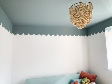 Scalloped Edge Colour Blocking Tutorial - Guest Blog Stephanie Bradshaw (@lust_life_designs) Scalloped Painted Ceiling, Scalloped Wall Painting, Scalloped Ceiling Paint, Scallop Wall Panelling, Scallop Edge Wall, Purple Scallop Wall, Scalloped Wainscoting, Girls Room Scalloped Wall, Painted Ceiling Kids Room