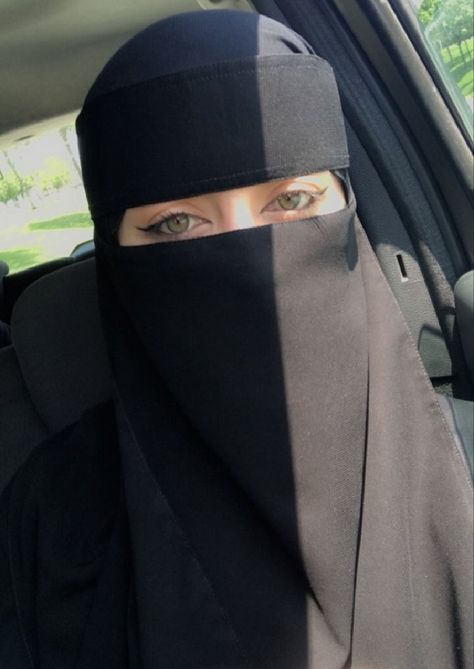 Niqab Eyes, Niqab