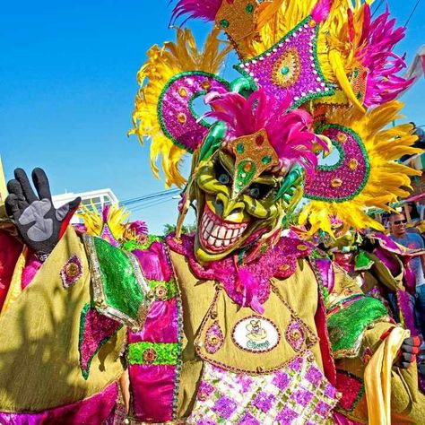 El mejor carnaval el de santo domingo republica dominicana Dominican Carnival, Carnival Women, Punta Cana Beach, Modern Halloween, Braided Ponytail Hairstyles, Women Outfit, Salon Design, Punta Cana, Samhain