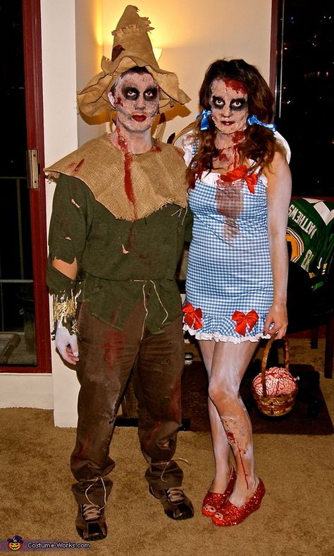 Zombie Dorothy and Scarecrow - Halloween Costume Contest via @costumeworks Dorothy And Scarecrow, Scary Scarecrow Costume, Zombie Couple Costume, Disfraz Toy Story, Halloween Costumes Scarecrow, Zombie Style, Scary Scarecrow, Dorothy Costume, Best Couples Costumes