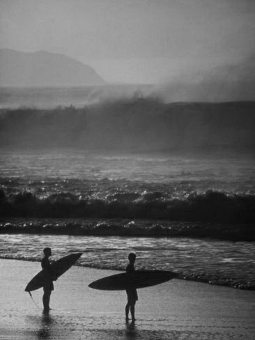 Black And White Beach Aesthetic, Surfing Black And White, Beach Aesthetic Bedroom, Black And White Ocean, Beach Black And White, Summer Black And White, Surfer Aesthetic, Australia Pictures, Dorm Stuff