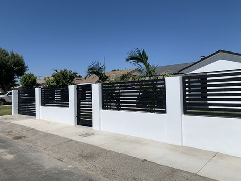 Modern House Fence Design Front Yards, Main Gate Ideas, Modern Gate Design, Gate Design Ideas, Modern Window Grill, Grill Designs, Fence Wall Design, House Fence, Home Gate Design