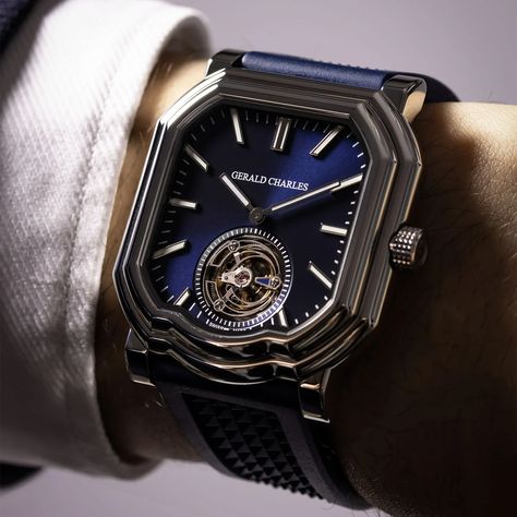 Blue Fingers, Gerald Genta, Monochrome Watches, Formal Mens Fashion, Watches For Women, Car Bag, Gold Models, Patek Philippe Nautilus, Royal Oak