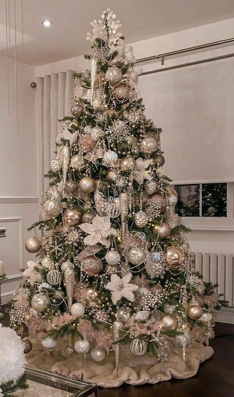 Champagne Christmas Tree, White Flocked Christmas Tree, Red And White Christmas Tree, Christmas Tree Inspo, White Christmas Tree Ideas, Flocked Christmas Trees Decorated, Christmas Tree Decorating Themes, Red And White Christmas, Creative Christmas Trees