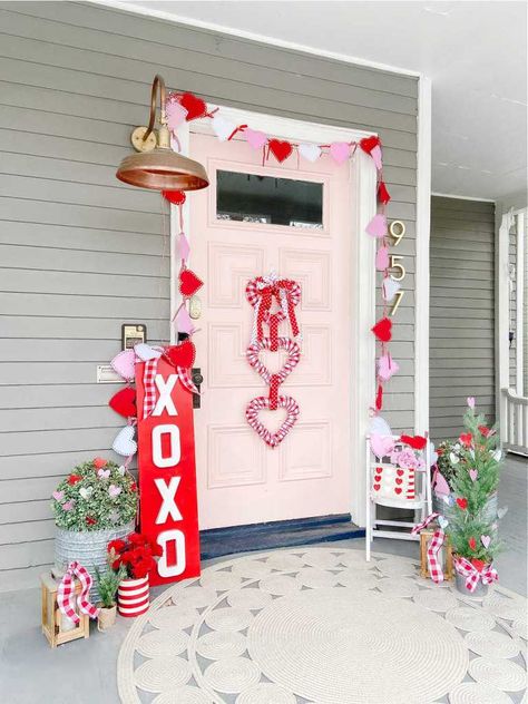 Dollar Store Triple Heart Valentine's Day Wreath. Brighten up February with an inexpensive triple dollar store heart wreath. Wedding Outside, Topiary Diy, Valentine Door Decorations, Valentine's Day Decorations, Diy Valentine's Day Decorations, Valentine Tree, Triple Heart, Diy Valentines Decorations, Valentines Sign