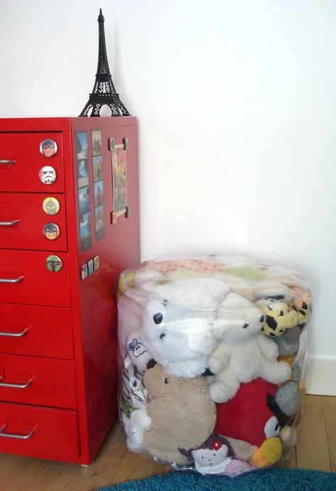 *Tadaam !: DIY / Tuto ★ Pouf para guardar peluches Diy Bebe, Changing Table, Diy For Kids, Cushions, Couture, Range, Pillows, Sewing, Holiday Decor