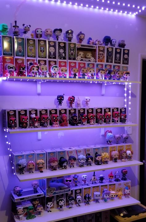 Funko Pop Organization Ideas, Marvel Funko Pop Display, Funko Pop Display Ideas Diy, Funko Pop Organization, Disney Apartment Decor, Marvel Room Aesthetic, Funko Pop Shelf, Funko Display Ideas, Funko Pop Display Ideas