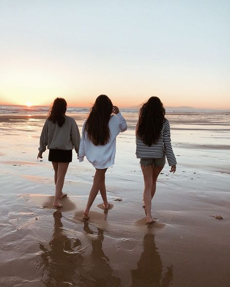 Trio Girls Squad Aesthetic, Bestie Trio, Girls Squad, Friend Things, Group Photography, Vision Board Manifestation, Beach Pictures Poses, Pictures Poses, Best Friends Aesthetic