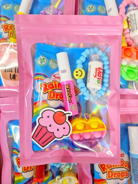 Heart Party Favors, Sleepover Goody Bag Ideas, Back To School Treat Bags, Party Bag Ideas For Kids, Party Gift Bag Ideas, X Smiley Face, Party Bag Alternative, Goody Bag Ideas, Birthday Party Giveaways