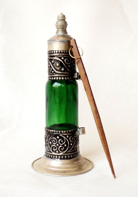 Kohl Bottle, Kohl Eyes, Eye Kajal, Middle Eastern Decor, 20s Outfit, Bedroom Ideas For Small Rooms Diy, Moroccan Beauty, Kohl Eyeliner, Bridal Gift Wrapping Ideas