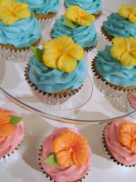 Cupcakes Coconut, Sweet Sixteen Party Themes, Tropical Cupcakes, Beach Cupcakes, Yellow Pansies, Summer Cupcakes, Bridal Shower Cupcakes, 50th Cake, Sweet 16 Decorations