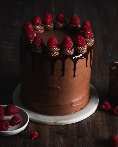 Brownie Nutella Cake with Raspberries - Style Sweet Fancy Chocolate Cake, Brownie Wedding Cakes, Brownie Layer Cake, Cake With Raspberries, Raspberry Cake Recipes, Nutella Brownie, Fancy Chocolate, Nutella Buttercream, Raspberry Brownies