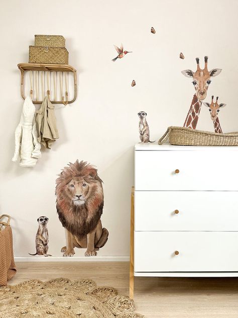 Animal decals – Forest and bear NL Jungle Themed Nursery, Animal Decals, Jungle Thema, Jungle Birds, Safari Theme Nursery, Safari Animals Nursery, Neutral Wallpaper, Safari Jungle, Twins Room