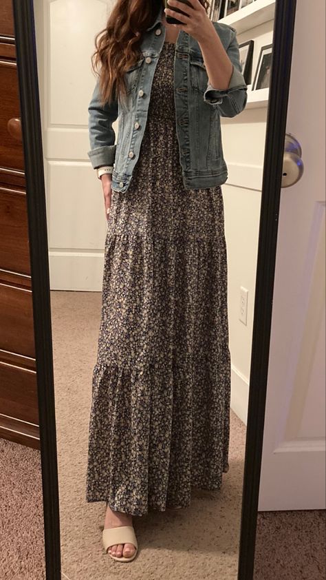 Floral Maxi Dress With Jacket, Maxi Dress With Jean Jacket, Denim Dress Outfit Fall, Casual Maxi Dress Outfit, Flower Dresses Outfit, Middy Dress, Black Maxi Dress Outfit, Maxi Dress With Jacket, Idea Magazine