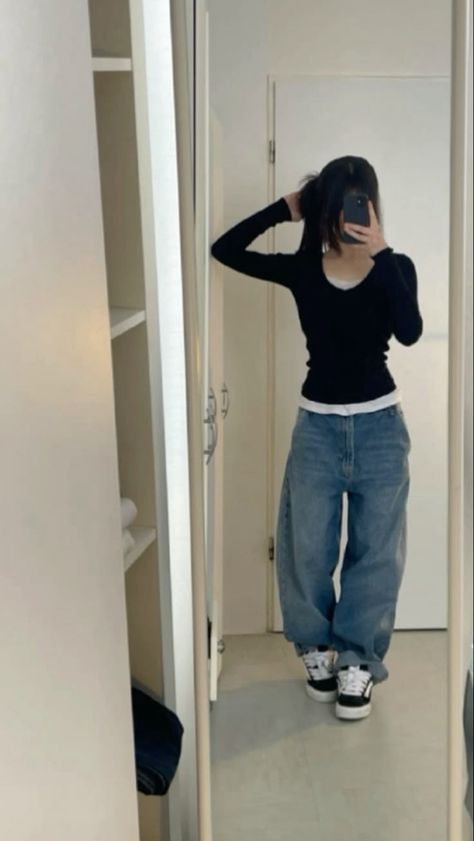 Baggy Jeans Outfit No Crop Top, Oversized White Jeans Outfit, Cute Outfits With Baggy Jeans Winter, Winter Outfits Baggy Street Styles, Hoodie Outfits For School, Grey Gap Hoodie Outfit, Fall Outfits Baggy Jeans, Hoodie Baggy Jeans Outfit, School Outfits Baggy Jeans