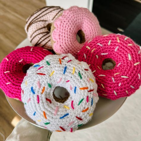 Here is the perfect crochet donut pattern for your next project. From classic glazed to fun and colorful sprinkles and designs, this free donut pattern offers a variety of options to satisfy your crochet cravings. I hope you love these super sweet crochet donuts! Materials:  Size G 4mm crochet hook Multiple colors acry Crochet Donut Pattern, Crochet Donut, Flower Bucket Hat, Reverse Single Crochet, Bucket Hat Pattern, Donut Pattern, Single Crochet Decrease, 4mm Crochet Hook, Crochet Decrease