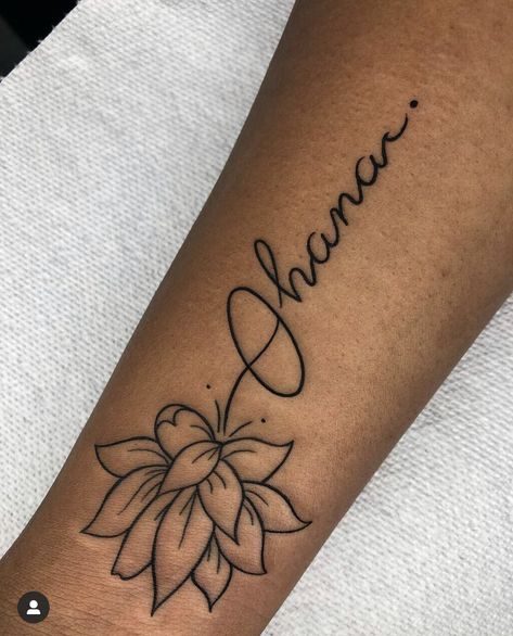 Name Tattoos For Moms, Side Wrist Tattoos, Matching Friend Tattoos, Simple Arm Tattoos, Cute Hand Tattoos, Pretty Hand Tattoos, Tattoos For Women Flowers, Small Pretty Tattoos, Tattoos For Black Skin