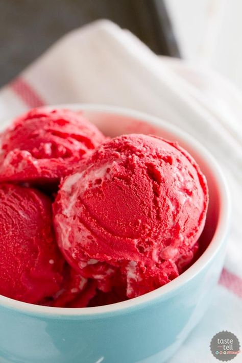 Recipe for Red Velvet Ice Cream with Marshmallow Swirl Marshmallow Homemade, Red Velvet Ice, Velvet Desserts, Easy Ice Cream Recipe Homemade, Homemade Sorbet, Red Velvet Ice Cream, Easy Homemade Ice Cream, Lavender Ice Cream, Pecan Ice Cream