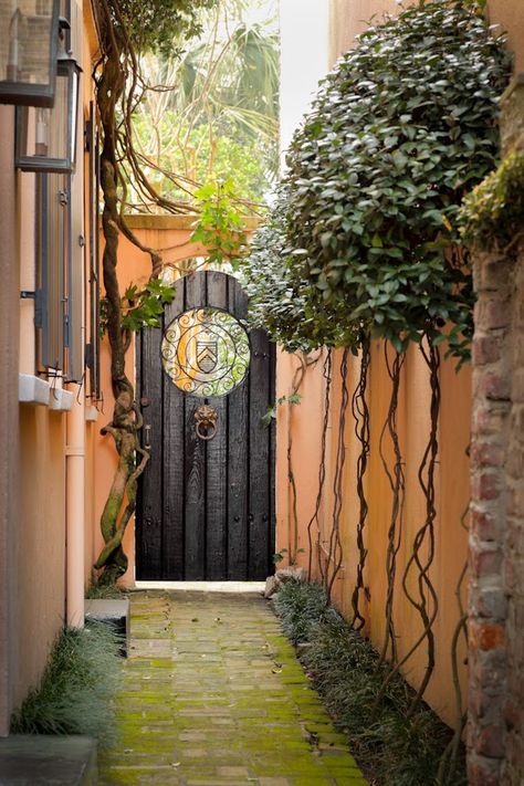 Alleyway Gate, Charleston, SC  © Doug Hickok  All Rights Reserved  Doug's Photo Blog #charleston Garden Fence Gate, Charleston Gates, Garden Gates And Fencing, Charleston Gardens, Garden Gate Design, Small Courtyard Gardens, Charleston Homes, Garden Entrance, Side Garden