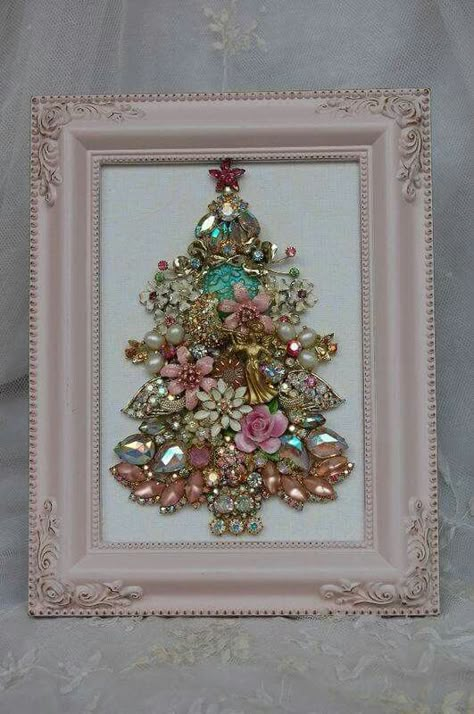 Made out of old jewelry! Beautiful! Shabby Chic Weihnachten, Chic Christmas Decor, Old Jewelry Crafts, Costume Jewelry Crafts, Jeweled Christmas Trees, Shabby Chic Jewelry, Jewelry Frames, Jeweled Christmas, Jewelry Christmas Tree