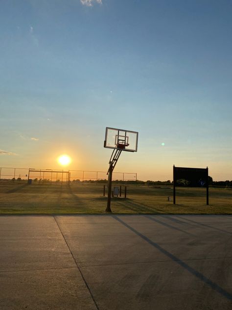 love a good sunset #basketball #sport #sunset #park Basketball Sunset, Basketball Park, Horse Aesthetic, Best Sunset, Basketball Girls, Summer Bucket Lists, Summer Bucket, Love A, Bucket List