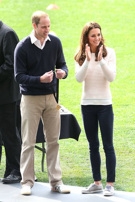 Kate Middleton (April in New Zealand): keeps it casual while coaching children's rugby w/ Prince William Kate Middleton Stil, Kate Middleton Style Outfits, Climbing Outfits, Grey Tennis Shoes, Looks Kate Middleton, Kate Middleton Outfits, Tennis Shoes Outfit, Best Casual Outfits, Middleton Style