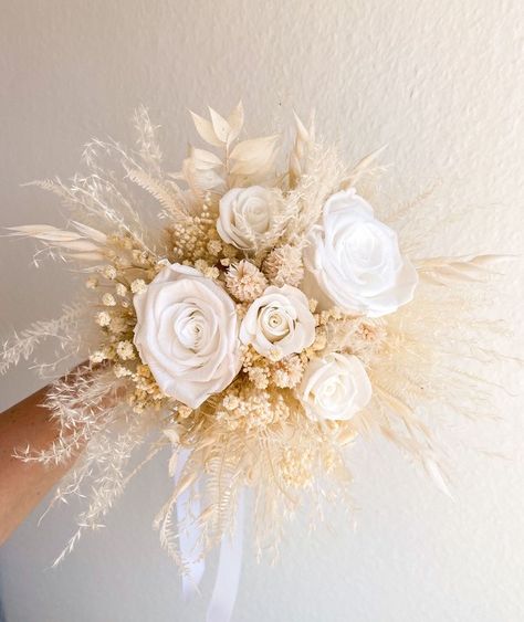 White And Gold Wedding Themes, Ramo Ideas, Asian Wedding Decor, Wedding Bucket, Brides Flowers Bouquet, Simple Wedding Bouquets, Diy Bridal Bouquet, Madison Wedding, Wedding Stage Design