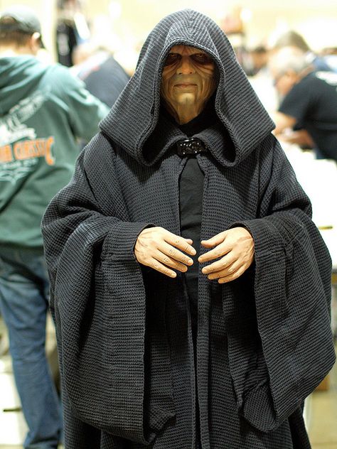 Emperor Palpatine, Star Wars, even in your golden years there are cosplay possibilities, something to keep in mind for the future. Sith Costume, Cosplay Men, Perfect Cosplay, Batman Christian Bale, Adult Dress, Anakin Vader, Cosplay Art, Emperor Palpatine, Movie Decor