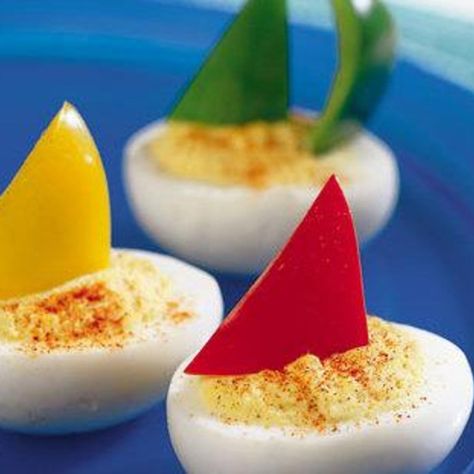 Deviled Egg Boats Egg Boats Recipe, Beach Party Food, Egg Boats, Kreative Snacks, Decorações Com Comidas, Idee Pasto, Beach Meals, Beach Themed Party, Summer Snacks