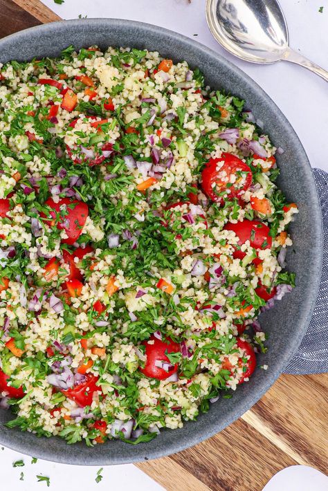 Couscous salat - Opskrift på couscous salat med grøntsager Couscous Salat, Turkish Recipes, Couscous, Vegetable Pizza, Cobb Salad, Real Food Recipes, Tapas, Grilling, Food And Drink