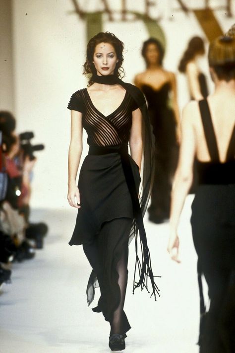 Vintage Runway Fashion, Valentino Runway, 90s Runway Fashion, Runway Fashion Couture, Vintage Runway, Original Supermodels, Deep Winter, Christy Turlington, John Galliano