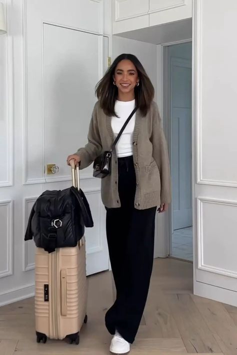 9 Chic And Comfy Outfits To Wear on A Plane In Winter Smart Casual Airport Outfit, Travel Look Outfits Airport Style, Comfy Travel Outfit Long Flights, Travel Look Outfits, Airport Outfit Aesthetic, Outfits To Wear On A Plane, Travel Outfit Long Flights, Scotland Outfit, Casual Airport Outfit