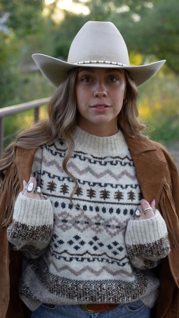 courtney steeves on Instagram: "my favorite @courtsgeneralstore sweater 🤎 #outfitideas" Courtney Steeves, Western Trend, Country Style Outfits, Country Girl Style, Scandinavian Fashion, Instagram Outfits, Cooler Weather, Cozy Sweater, General Store