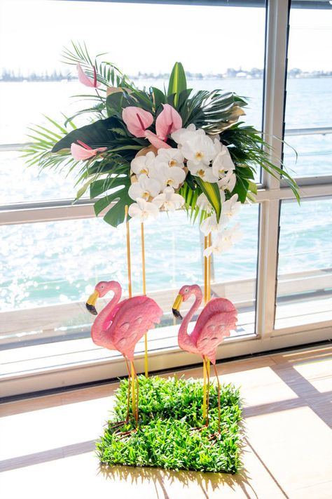 Flamingo Theme Bridal Shower Ideas, Classy Flamingo Party, Flamingo Wedding Theme, Florida Themed Party Decor, Pink Tropical Party, Flamingo Centerpiece Ideas, Florida Themed Party, Flamingo Themed Party Decoration, Flamingo Wedding Decor