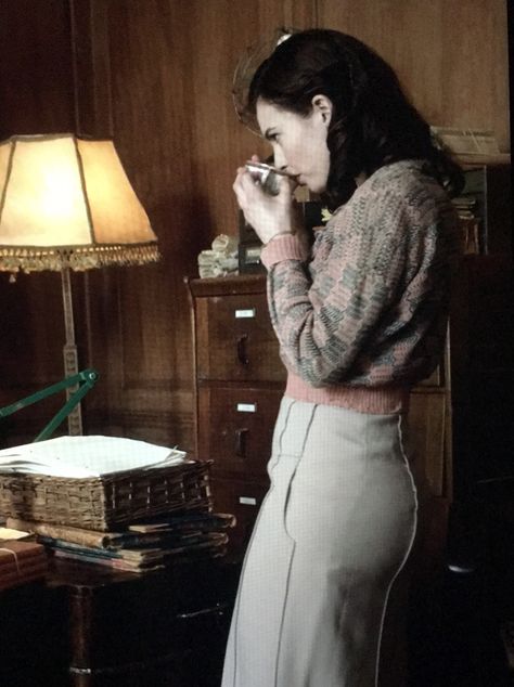 Potato Peel Pie, Potato Peel Pie Society, The Guernsey Literary, 1940s Outfits, Jessica Brown, Fifties Fashion, Lily James, Sparkly Things, Vintage Wardrobe