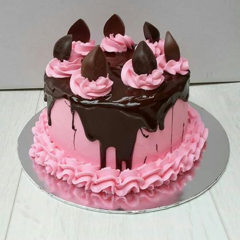 Niamh wanted chocolate cake, so the Princess had her chocolate cake. Cake For Princess, Shaped Cakes, Cake Designs Images, Heart Shaped Cakes, Pretty Birthday Cakes, Cute Desserts, Cake Decor, Strawberry Cake, The Princess