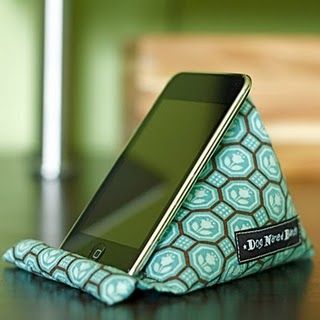 Phone Pillows; I need one of these to use on my belly in bed! Bean Bag Phone Holder, Crochet Phone Case, Crochet Phone Cases, Crochet Mobile, Iphone Holder, Pillow Tutorial, Pinterest Diy Crafts, Cell Phone Holder, Diy Phone