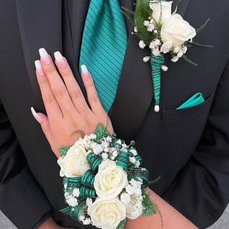 Dark Teal Boutonniere, Emerald Green And Silver Corsage, Corsage To Match Emerald Green Dress, Boutinnaire Prom, Blue And Green Corsage Prom, Green Corsages For Prom, Corsage Prom Green Dress, Dark Green Corsage And Boutonniere, Emerald Green Prom Corsage