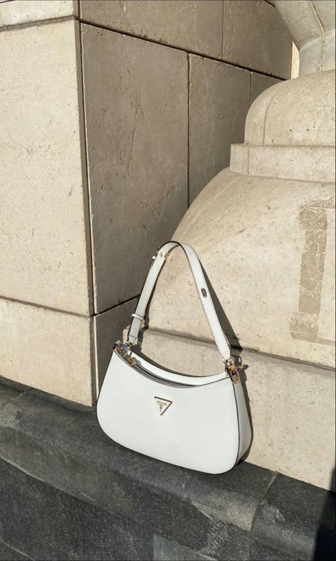 White Handbag Aesthetic, Guess White Bag, Purse Aesthetic, Guess Shoulder Bag, Prada Purses, Guess Bag, Luxury Bags Collection, Cadeau Photo, Girly Bags